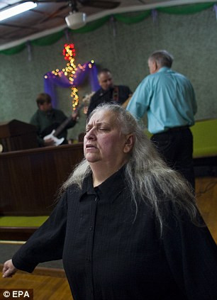 Một tín đồ cầu nguyện tại nhà thờ rắn độc ở Jolo