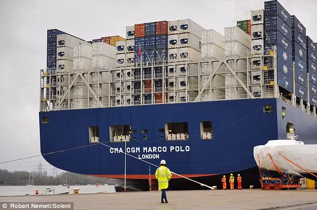 Với thân tàu được thiết kế cách tân, lượng khí thải CO2 của Marco Polo thấp hơn nhiều so với các tàu chở hàng bình thường và hệ thống nước ngăn ngừa ô nhiễm.