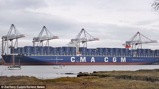 Hơn 16.000 container sẽ được gỡ tại Anh trước khi con tàu khổng lồ tới Hamburg, Đức
