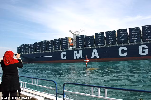 Một phụ nữ Ai Cập chụp ảnh con tàu chở hàng vượt qua kênh đào Suez tuần trước.
