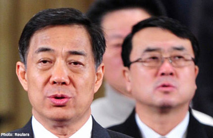 Bạc Hy Lai (trước) đã đồng thuận để Vương Lập Quân (sau) điều tra về mối liên hệ của vợ với cái chết của doanh nhân Anh khi được bí mật cho biết thông tin về vụ việc. Bạc Hy Lai (trước) đã đồng thuận để Vương Lập Quân (sau) điều tra về mối liên hệ của vợ với cái chết của doanh nhân Anh khi được bí mật cho biết thông tin về vụ việc.