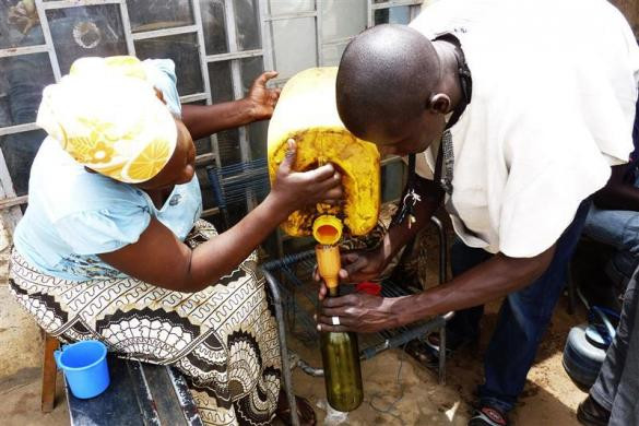 Một người phụ nữ đang bán xăng tại Bamako ngày 23/3. Một người phụ nữ đang bán xăng tại Bamako ngày 23/3.