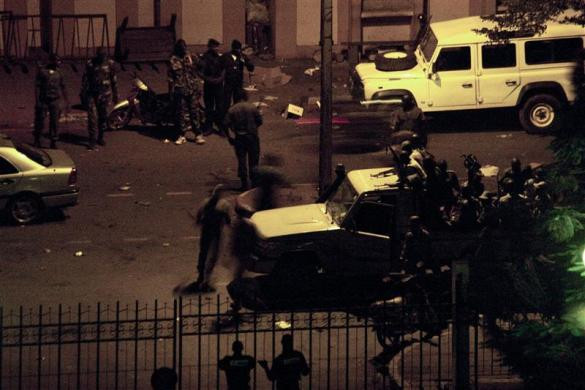 Binh sĩ Mali và các nhân viên an ninh tập trung bên ngoài trụ sở đài phát thanh và truyền hình quốc gia trong đêm ngày đảo chính, 22/3. Binh sĩ Mali và các nhân viên an ninh tập trung bên ngoài trụ sở đài phát thanh và truyền hình quốc gia trong đêm ngày đảo chính, 22/3.