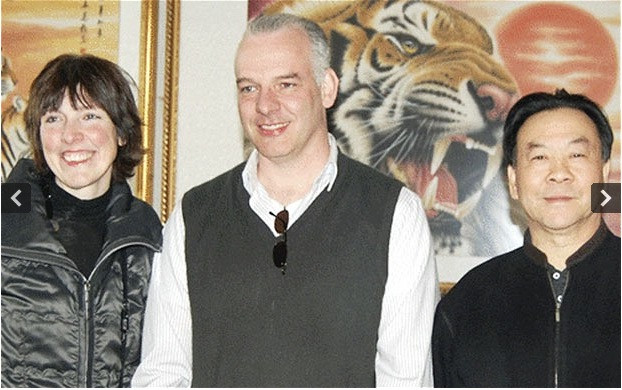 Doanh nhân Anh Neil Heywood, người được tìm thấy chết trong một khách sạn ở Trùng Khánh tháng 11/2011. Còn Cốc Khai Lai đã bị cảnh sát Trung Quốc bắt giam do tình nghi mưu sát ông. Doanh nhân Anh Neil Heywood, người được tìm thấy chết trong một khách sạn ở Trùng Khánh tháng 11/2011. Còn Cốc Khai Lai đã bị cảnh sát Trung Quốc bắt giam do tình nghi mưu sát ông.