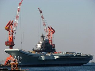 Tàu sân bay của Trung Quốc tại căn cứ ở Đại Liên, tỉnh Liêu Ninh, Trung Quốc.