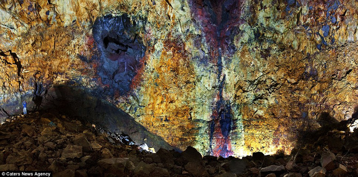 Bên trong núi lửa Thrihnukagigur