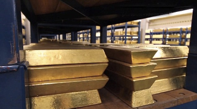 Nếu coi tất cả số vàng này là một viên gạch thì dùng chúng có thể xây được một bức tường cao 20m, hoặc một bức tường hình vuông có kích thước 18mx18m. Nếu coi tất cả số vàng này là một viên gạch thì dùng chúng có thể xây được một bức tường cao 20m, hoặc một bức tường hình vuông có kích thước 18mx18m.