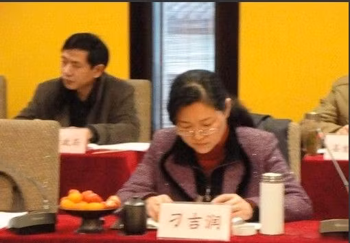 Chủ tịch huyện Lư Giang, Điêu Cát Nhuận - 1 trong 2 người phụ nữ được cho là có mặt trong những hình ảnh trụy lạc. Chủ tịch huyện Lư Giang, Điêu Cát Nhuận - 1 trong 2 người phụ nữ được cho là có mặt trong những hình ảnh trụy lạc.
