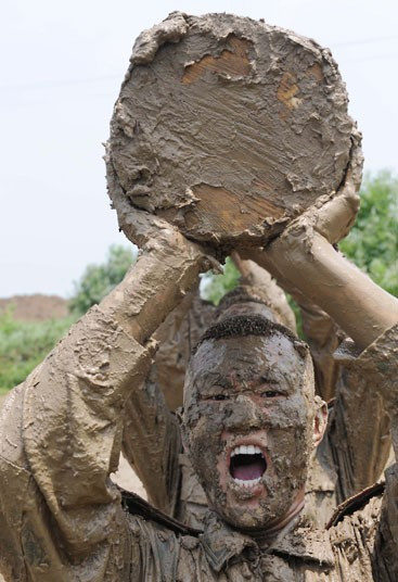 Lực lượng đặc biệt Trung Quốc huấn luyện trong bùn và nước Lực lượng đặc biệt Trung Quốc huấn luyện trong bùn và nước