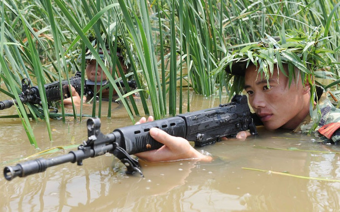 Lực lượng đặc biệt Trung Quốc huấn luyện trong bùn và nước Lực lượng đặc biệt Trung Quốc huấn luyện trong bùn và nước