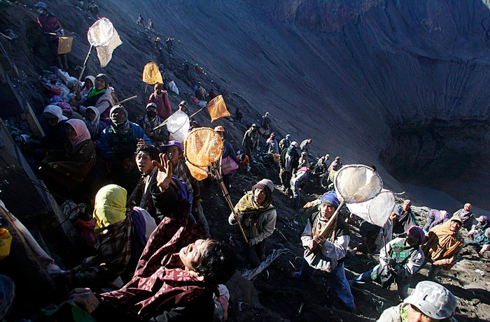 Hàng trăm người mạo hiểm háo hức chờ đợi "cướp" các vật tế được ném người dân ném xuống miệng núi lửa để bày tỏ lòng thành kính với các vị thần. Họ tin rằng nếu lấy được các vật phẩm này, họ sẽ gặp may mắn.