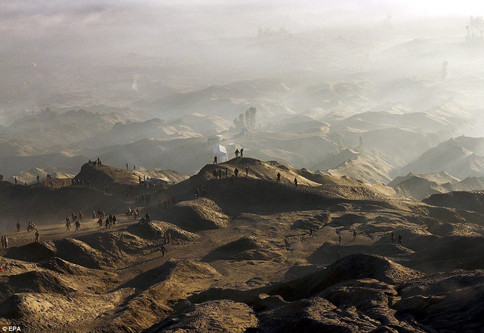 Một vùng đất bằng phẳng, rộng lớn trên núi lửa Bromo.