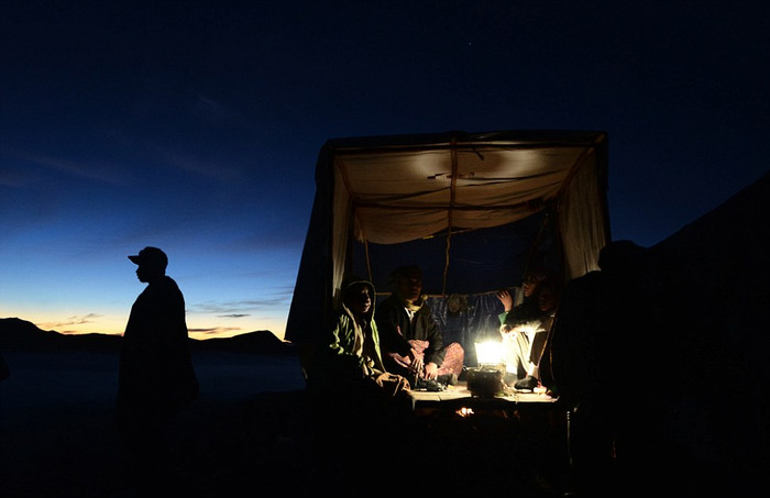 Người Indonesia cầu nguyện trước khi ném vật tế trong lễ hội Yadnya Kasada.