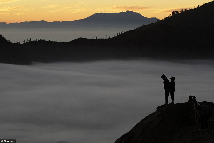 Người dân Indonesia chuẩn bị leo xuống miệng núi lửa chờ lấy vật tế.
