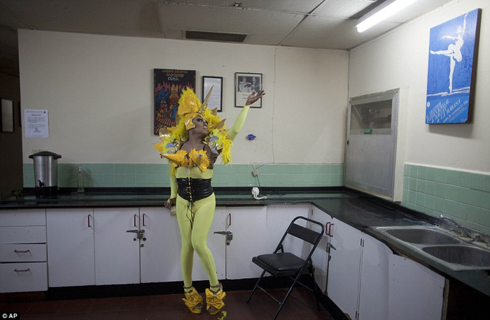 Một thí sinh ôn lại màn múa ba-lê biểu diễn trong phần thi tài năng tại hậu trường.