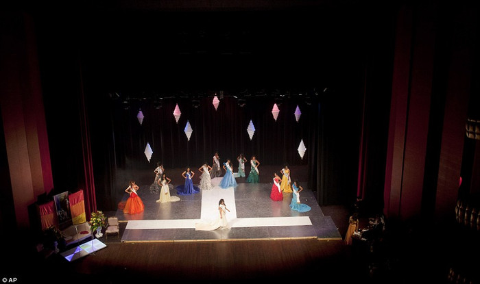 13 thí sinh trong đêm chung kết Miss Gay Nicaragua