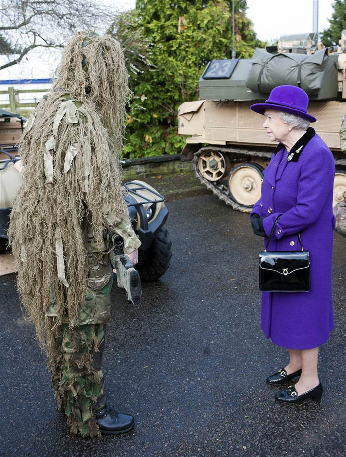 Nữ hoàng Anh Elizabeth II gặp một tay súng bắn tỉa ngụy trang từ Household Cavalry Combermere Barracks ở Windsor, Anh, vào ngày 26/11. Nữ hoàng Anh Elizabeth II gặp một tay súng bắn tỉa ngụy trang từ Household Cavalry Combermere Barracks ở Windsor, Anh, vào ngày 26/11.