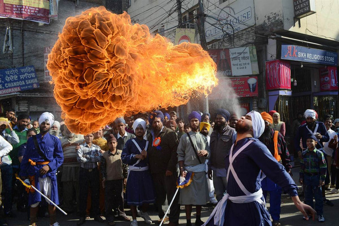 Một người đàn ông biểu diễn màn khạc ra lửa tại đám rước Đền Vàng ở Amritsar, Ấn Độ ngày 27/11. Một người đàn ông biểu diễn màn khạc ra lửa tại đám rước Đền Vàng ở Amritsar, Ấn Độ ngày 27/11.