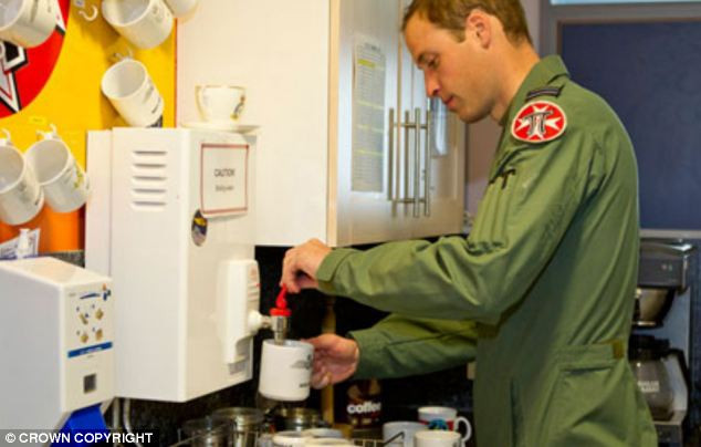 Hoàng tử William rót nước cho các đồng nghiệp. Hoàng tử William rót nước cho các đồng nghiệp.