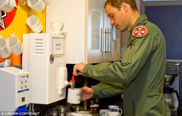 Hoàng tử William rót nước cho các đồng nghiệp.