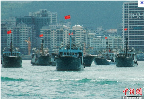 Hàng ngàn tàu cá Trung Quốc đã đổ ra Biển Đông để đánh bắt trong tháng này như một minh chứnh cho chính sách cậy đông hiếp yếu, ỷ lớn hiếp nhỏ mà Bắc Kinh đang sử dụng để độc chiếm Biển Đông. Hàng ngàn tàu cá Trung Quốc đã đổ ra Biển Đông để đánh bắt trong tháng này như một minh chứnh cho chính sách cậy đông hiếp yếu, ỷ lớn hiếp nhỏ mà Bắc Kinh đang sử dụng để độc chiếm Biển Đông.