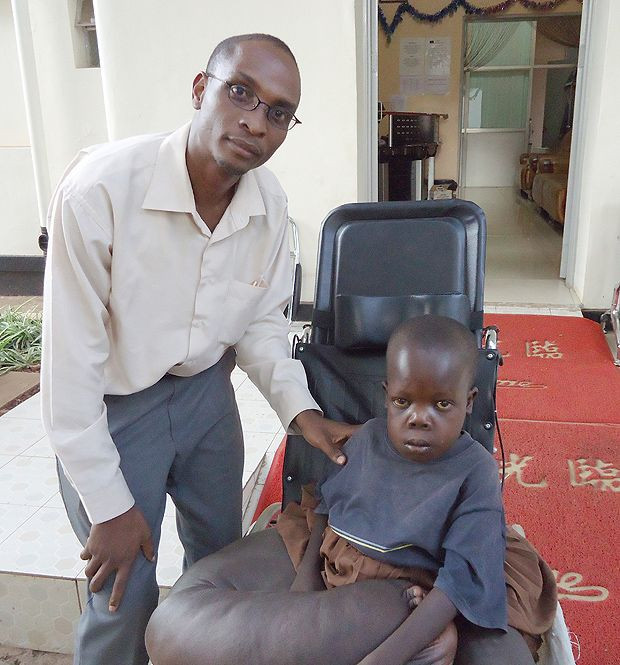 Tuy nhiện, cậu cũng bị bệnh thối rữa thịt và có nguy cơ phải cắt bỏ chân. Ngoài ra, nếu không được chữa trị kịp thời, hoại tử có thể dẫn tới tử vong.