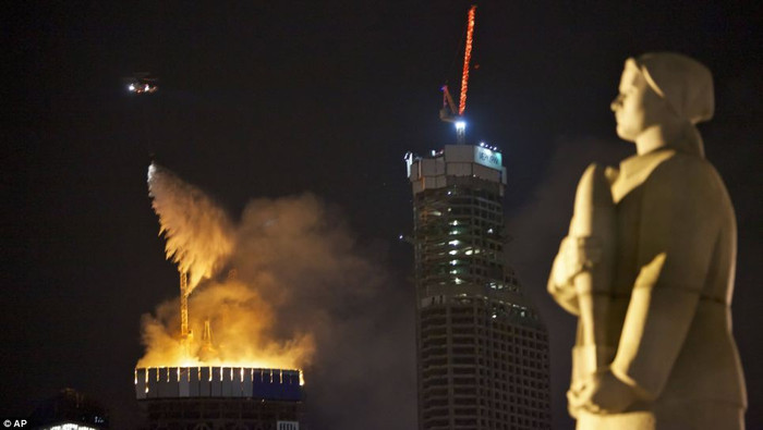 Đám cháy có thể nhìn thấy từ khoảng cách 10 km.