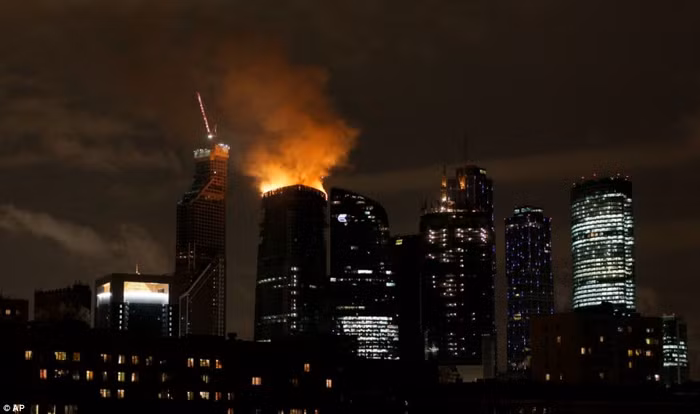 Nhà thầu xây dựng tòa nhà là tập đoàn Mirax Group thuộc sở hữu của doanh nhân Sergey Polonsky