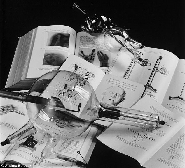 Bộ sưu tập các công cụ thí nghiệm cổ