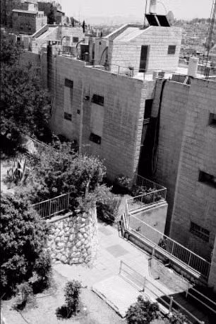 Tòa tháp được xây bên trên hầm mộ sau khi nó được phát hiện vào những năm 1980