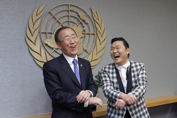 Ông Ban Ki-moon nhảy múa vui vẻ bên nghệ sĩ Psy Ông Ban Ki-moon nhảy múa vui vẻ bên nghệ sĩ Psy