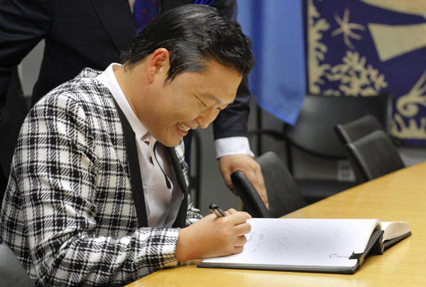 Nghệ sĩ Psy thăm trụ sở LHQ tại Mỹ. Nghệ sĩ Psy thăm trụ sở LHQ tại Mỹ.