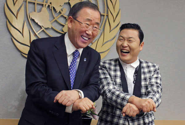 Ông Ban Ki-moon nhảy múa vui vẻ bên nghệ sĩ Psy. Ông Ban Ki-moon nhảy múa vui vẻ bên nghệ sĩ Psy.
