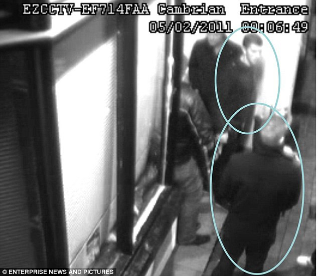 Whant (vòng tròn dưới) bị bắt gặp rời khỏi quán rượu cùng với em họ vào đêm gây án