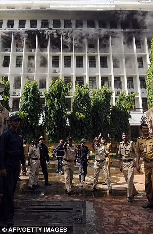 Lực lượng hải quân Ấn Độ cũng đã được huy động tham gia dập lửa. Lực lượng hải quân Ấn Độ cũng đã được huy động tham gia dập lửa.