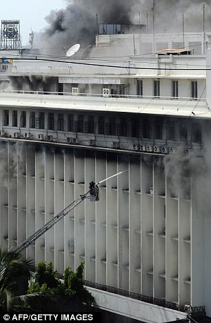 Lực lượng cứu hỏa Mumbai đã sơ tán 65 người mắc kẹt trên tầng 5,6 của tòa nhà. Lực lượng cứu hỏa Mumbai đã sơ tán 65 người mắc kẹt trên tầng 5,6 của tòa nhà.