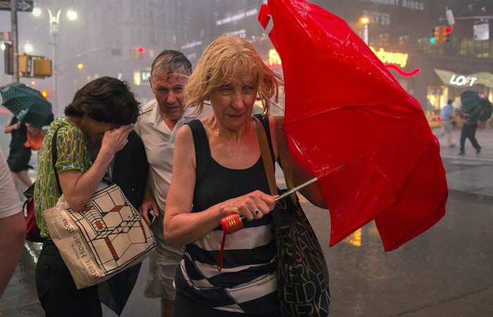 Người dân đi bộ trong mưa to gió lớn tại trung tâm Manhattan, Mỹ ngày 18/7. Người dân đi bộ trong mưa to gió lớn tại trung tâm Manhattan, Mỹ ngày 18/7.