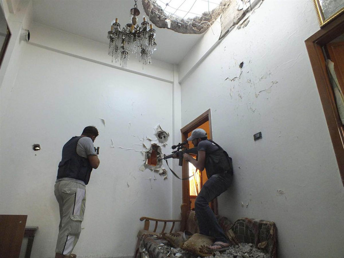 Các tay súng thuộc nhóm nổi dậy Quân đội Syria Tự do bên trong một ngôi nhà ở khu phố El Moalimin, gần Homs, Syria, ngày 14/7. Các tay súng thuộc nhóm nổi dậy Quân đội Syria Tự do bên trong một ngôi nhà ở khu phố El Moalimin, gần Homs, Syria, ngày 14/7.