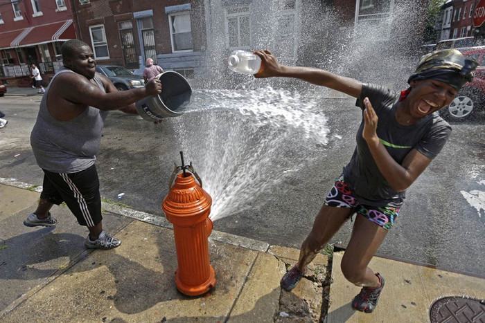 Trẻ em đùa nghịch tại vòi nước công cộng trong một ngày hè nóng nực ở Philadelphia, Mỹ hôm 18/7. Trẻ em đùa nghịch tại vòi nước công cộng trong một ngày hè nóng nực ở Philadelphia, Mỹ hôm 18/7.