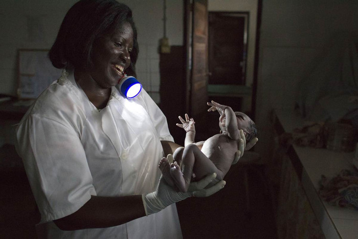 Nữ hộ sinh Maria Antoneta Cabral Barbosa bế một em bé sơ sinh tại bệnh viện Gabu, Guinea-Bissau ngày 23/7. Nữ hộ sinh Maria Antoneta Cabral Barbosa bế một em bé sơ sinh tại bệnh viện Gabu, Guinea-Bissau ngày 23/7.