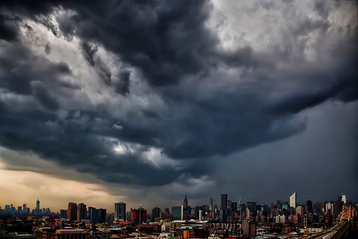 Đám mây đen báo hiệu cơn giông lớn vần vũ trên bầu trời thành phố New York, Mỹ ngày 18/7. Đám mây đen báo hiệu cơn giông lớn vần vũ trên bầu trời thành phố New York, Mỹ ngày 18/7.