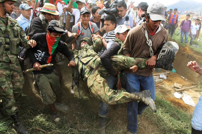 Người dân Nasa khiêng một người lính tại Toribio, Colombia ngày 17/7 trong nỗ lực xua đuổi lực lượng an ninh và phiến quân ra khỏi đất đai của họ. Người dân Nasa khiêng một người lính tại Toribio, Colombia ngày 17/7 trong nỗ lực xua đuổi lực lượng an ninh và phiến quân ra khỏi đất đai của họ.