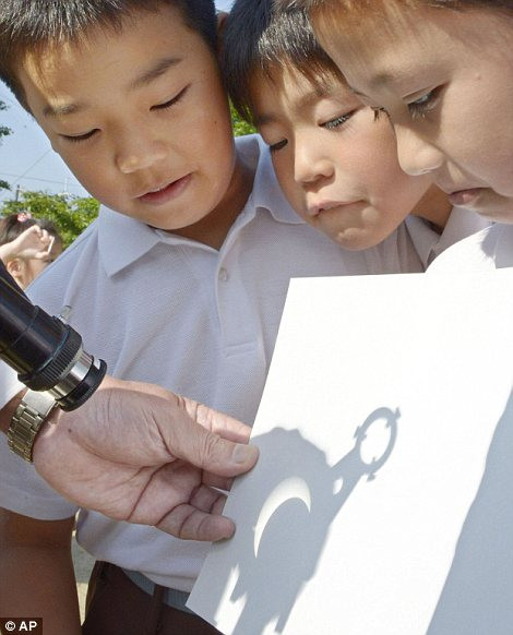 Trẻ em xem nhật thực gián tiếp. Trẻ em xem nhật thực gián tiếp.