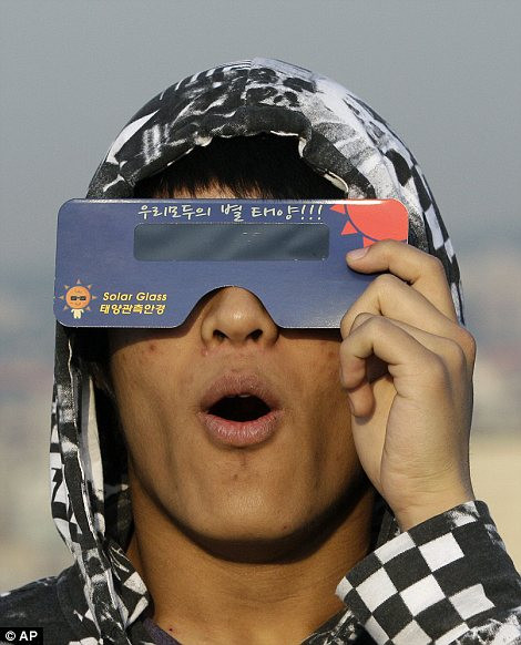 Thích thú khi chiêm ngưỡng hiện tượng thiên nhiên hiếm có. Thích thú khi chiêm ngưỡng hiện tượng thiên nhiên hiếm có.