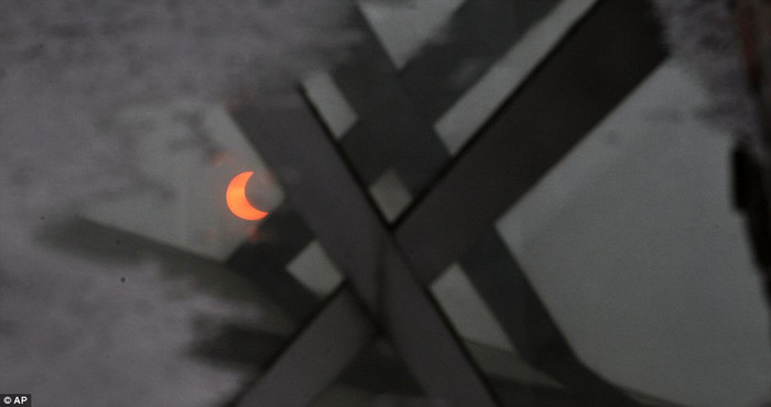 Nhật thực được nhìn dưới một hồ nước ở Bắc Kinh, Trung Quốc Nhật thực được nhìn dưới một hồ nước ở Bắc Kinh, Trung Quốc