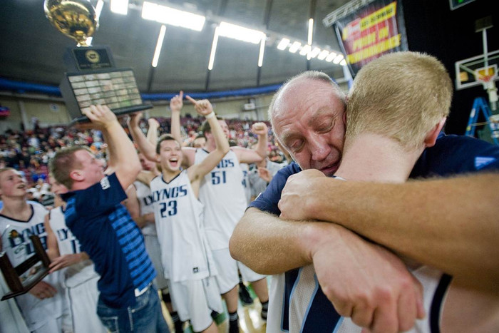 Lynden Christian, huấn luyện viên trưởng đội Roger De Boer ôm Nolan Wolffis sau khi đội của ông giành chức vô định giải bóng rổ trường trung học bang ở Yakima, Washington ngày 3/3. Lynden Christian, huấn luyện viên trưởng đội Roger De Boer ôm Nolan Wolffis sau khi đội của ông giành chức vô định giải bóng rổ trường trung học bang ở Yakima, Washington ngày 3/3.