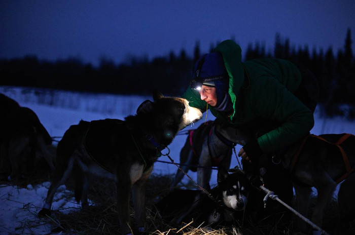 Musher Colleen Robertia nhìn Quigley khi cô chuẩn bị rời trạm kiểm soát tại Nikolai, Alaska ngày 6/3. Musher Colleen Robertia nhìn Quigley khi cô chuẩn bị rời trạm kiểm soát tại Nikolai, Alaska ngày 6/3.