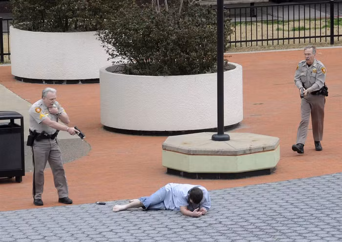 Cảnh sát bao vây Andrew Joseph Dennehy trên quảng trường trước trụ sở tòa án hạt Tulsa ở Tulsa, Oklahoma (Mỹ) ngày 7/3. Dennehy bị bắn và bị bắt sau khi mang súng lục tới quảng trường đe dọa bắn vào mọi người.