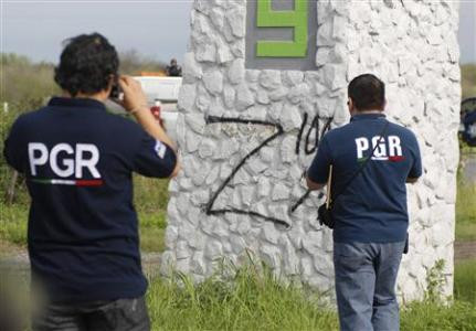 Chữ Z được bỏ lại gần hiện trường, nơi 49 thi thể không còn nguyên vẹn được tìm thấy. Ảnh Reuters Chữ Z được bỏ lại gần hiện trường, nơi 49 thi thể không còn nguyên vẹn được tìm thấy. Ảnh Reuters