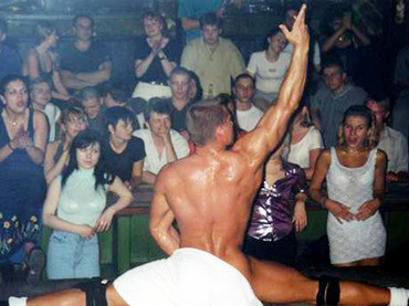 Một cảnh khiêu dâm bên trong câu lạc bộ Hungry Duck ở Nga